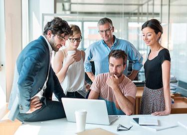 equipa na empresa a visualizar camaras de alarme